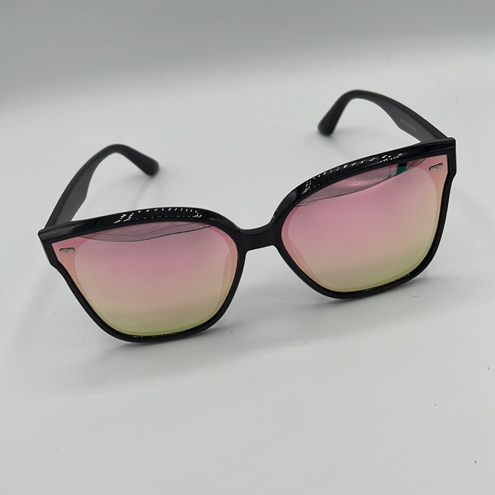Large Black frame sunglasses With mirror lens